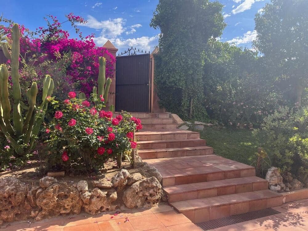 4 soveværelse Villa til leje i Estepona med swimmingpool garage - € 8.000 (Ref: 7557269)