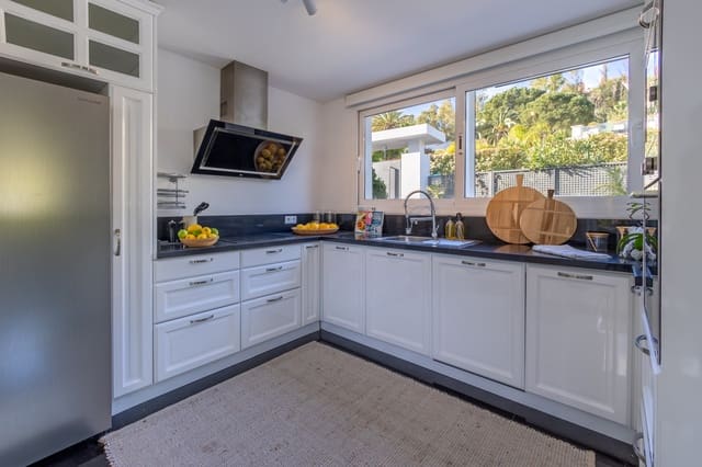 4 chambre Villa/Maison à vendre à Las Brisas, Marbella avec piscine garage - 1 850 000 € (Ref: 7577475)