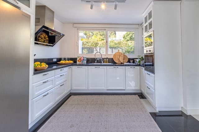 4 chambre Villa/Maison à vendre à Las Brisas, Marbella avec piscine garage - 1 850 000 € (Ref: 7577475)