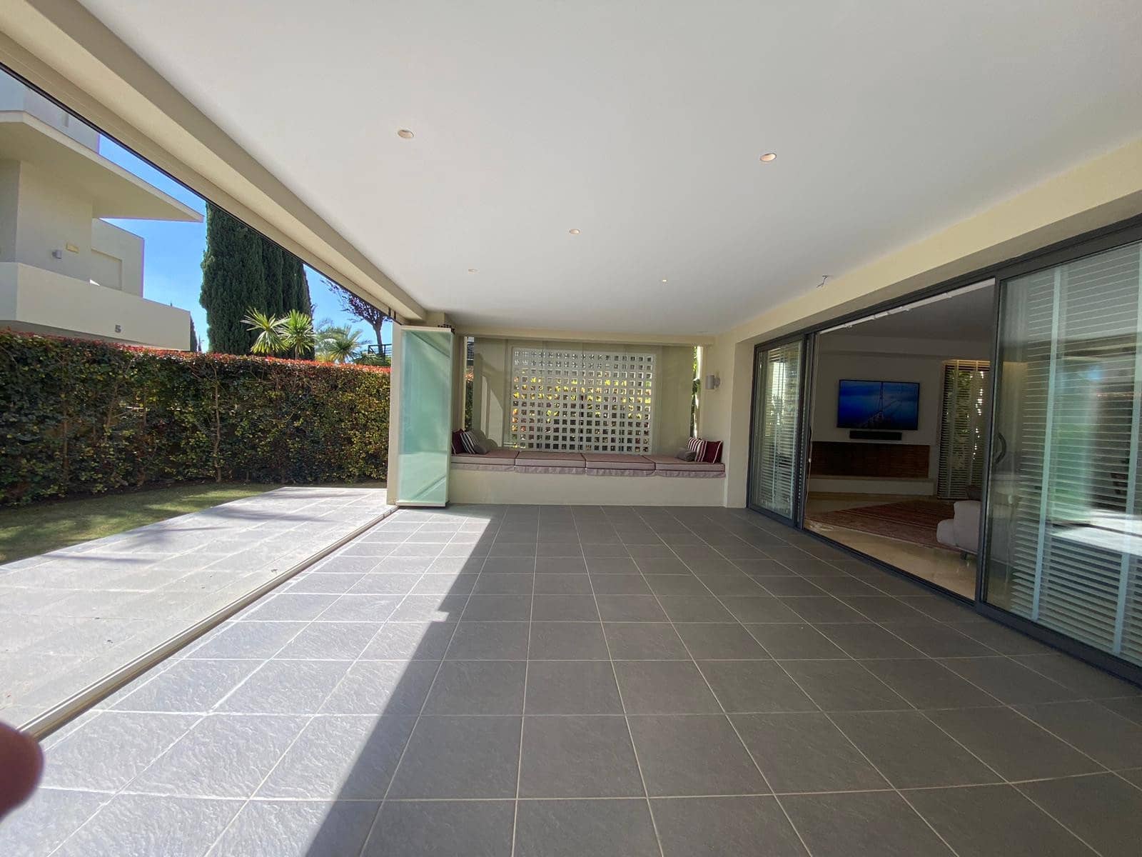 3 sypialnia Apartament na sprzedaż w Marbella z basenem garażem - 1 400 000 € (Ref: 7581852)