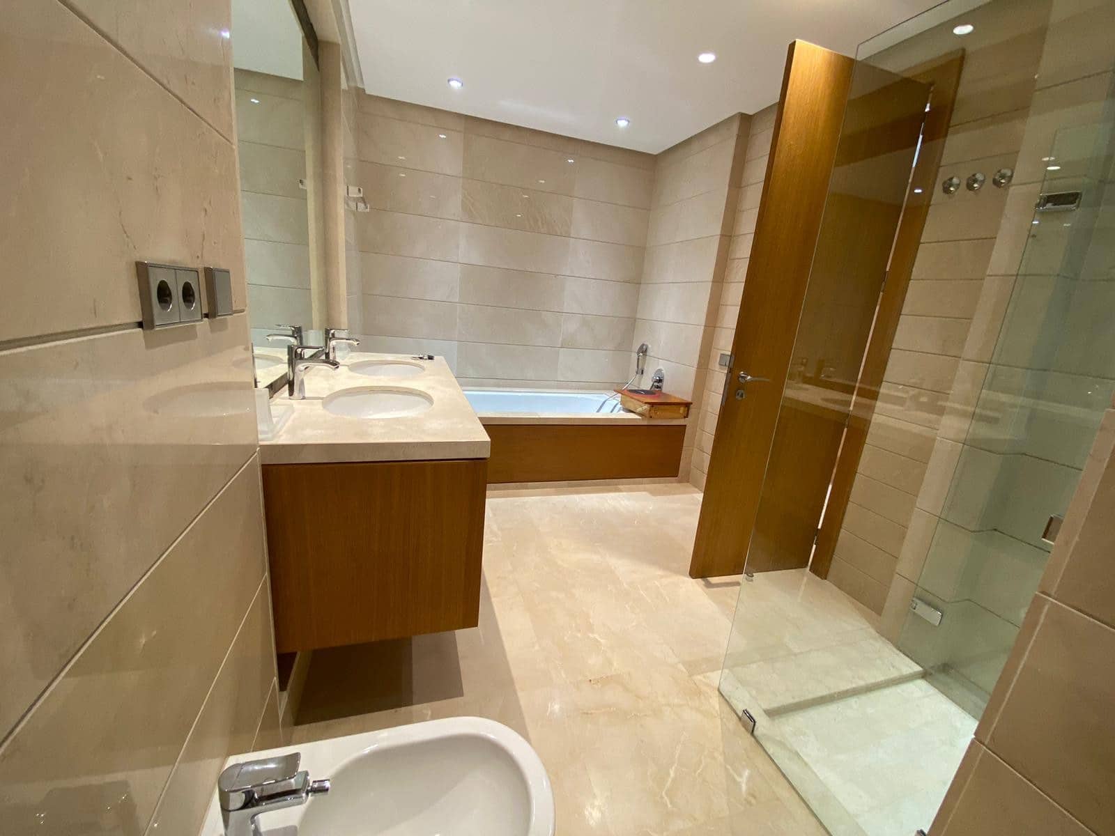 3 sypialnia Apartament na sprzedaż w Marbella z basenem garażem - 1 400 000 € (Ref: 7581852)