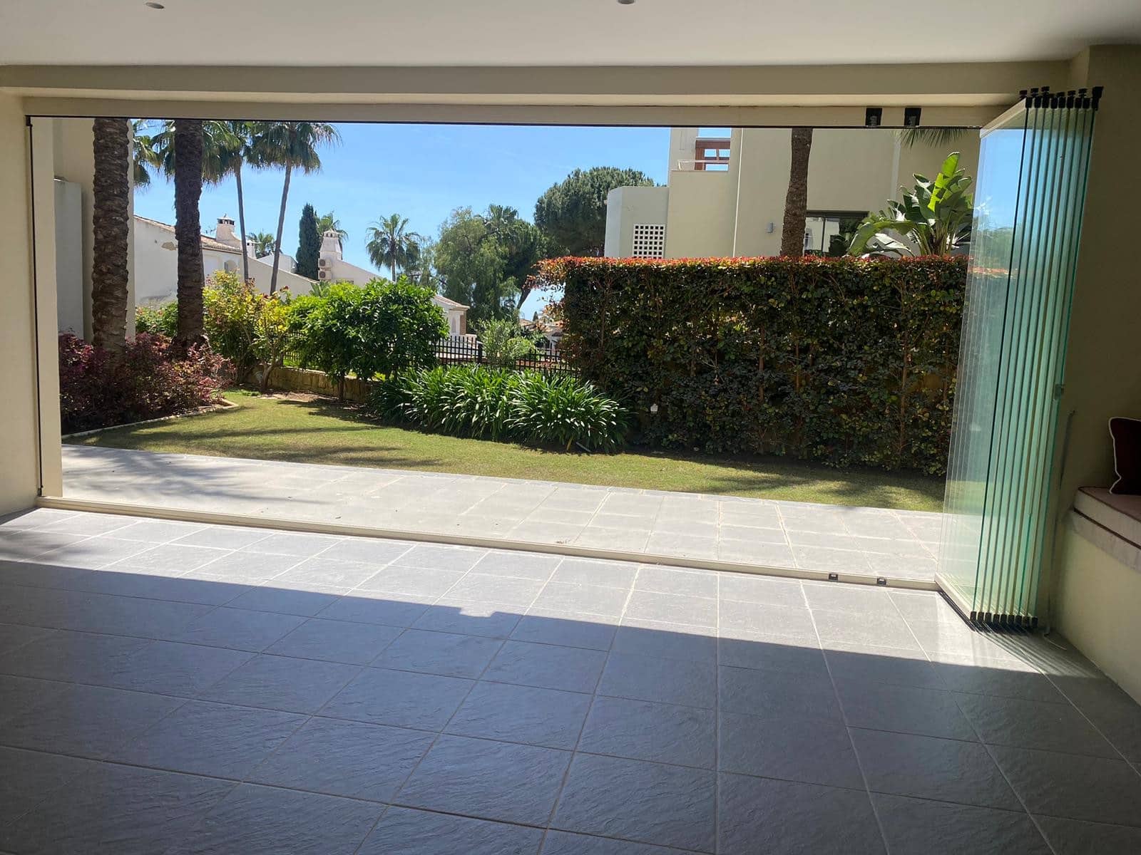 3 sypialnia Apartament na sprzedaż w Marbella z basenem garażem - 1 400 000 € (Ref: 7581852)