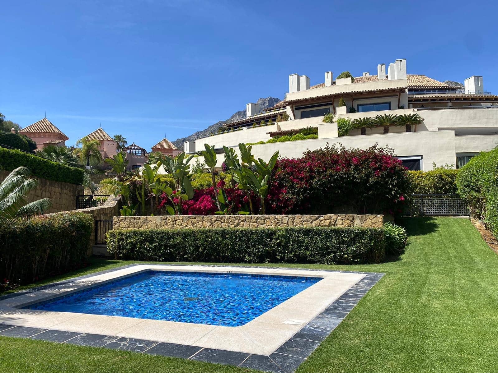 3 sypialnia Apartament na sprzedaż w Marbella z basenem garażem - 1 400 000 € (Ref: 7581852)