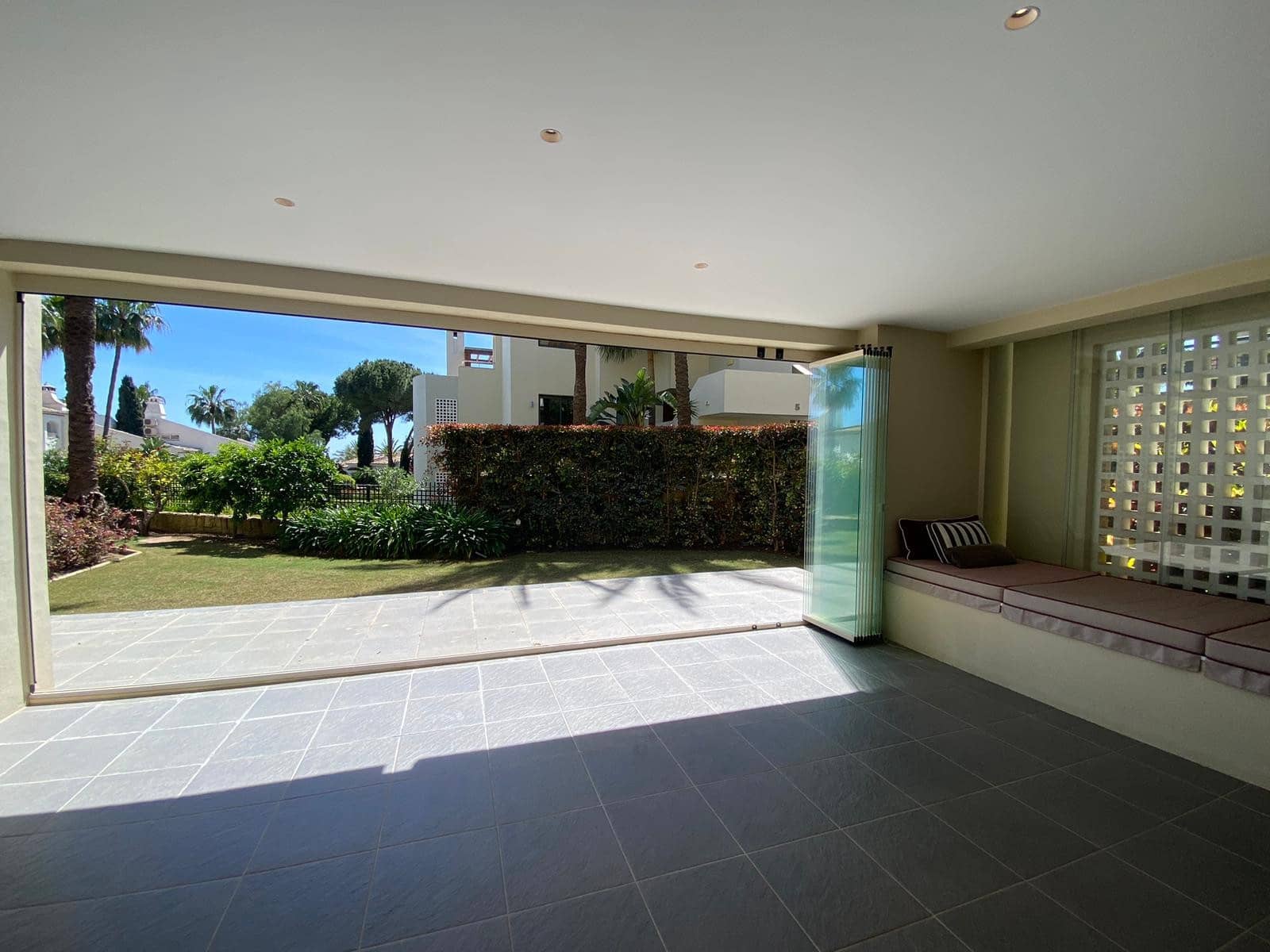 3 sypialnia Apartament na sprzedaż w Marbella z basenem garażem - 1 400 000 € (Ref: 7581852)