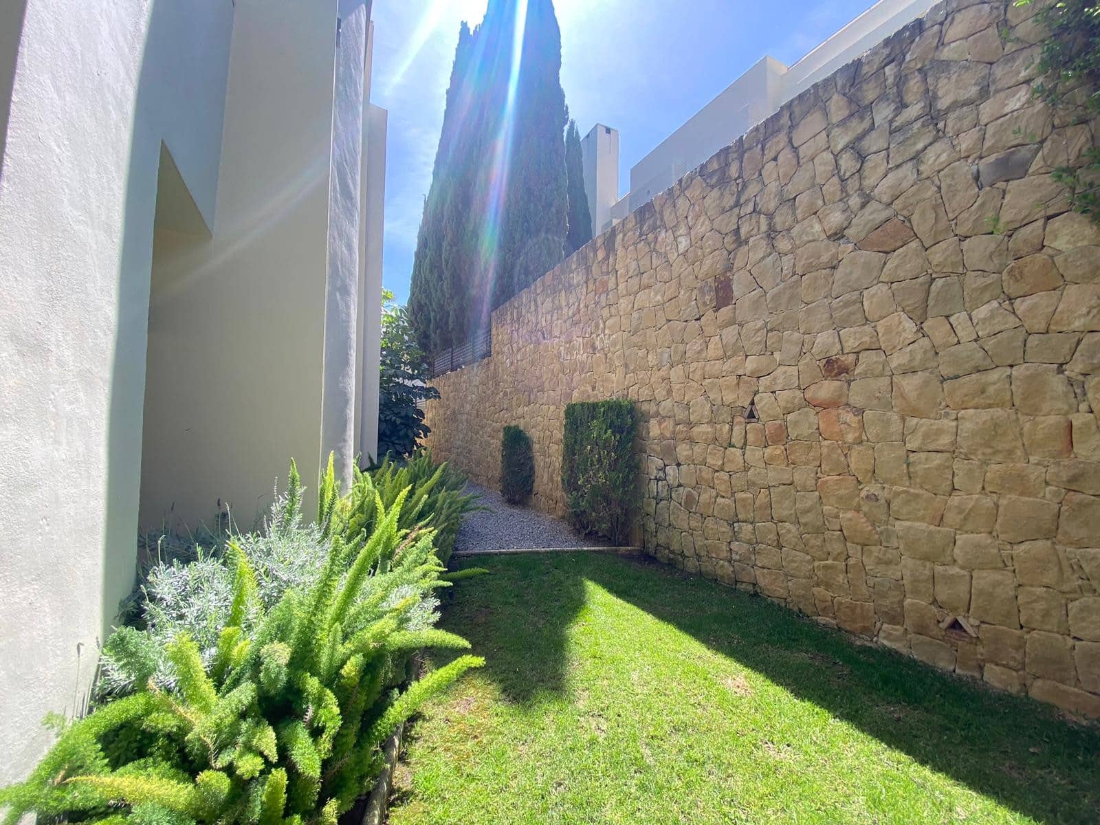 3 sypialnia Apartament na sprzedaż w Marbella z basenem garażem - 1 400 000 € (Ref: 7581852)