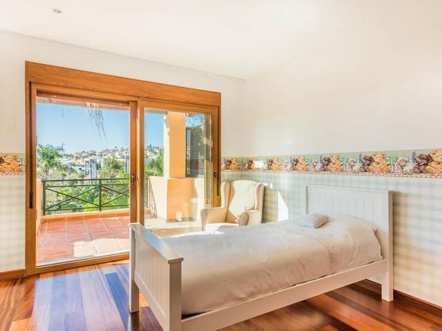 4 bedroom Penthouse for sale in El Paraiso, Estepona with pool garage - € 738,000 (Ref: 7584486)