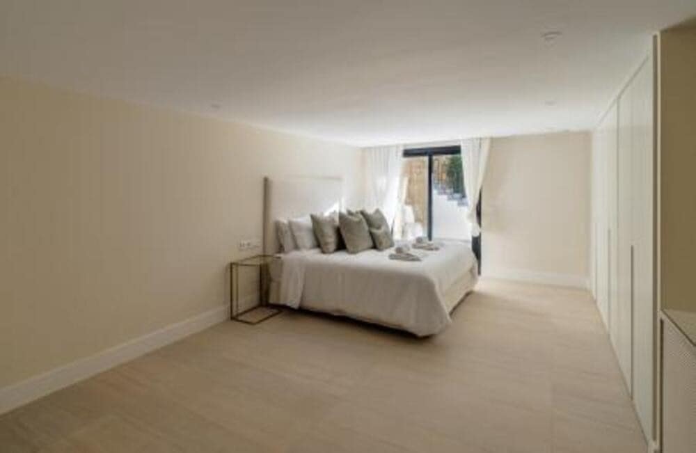 5 slaapkamer Villa te koop in El Paraiso met zwembad garage - € 2.990.000 (Ref: 7617570)
