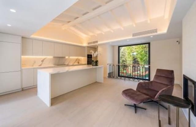 5 sypialnia Willa na sprzedaż w El Paraiso, Estepona z basenem garażem - 2 990 000 € (Ref: 7617570)