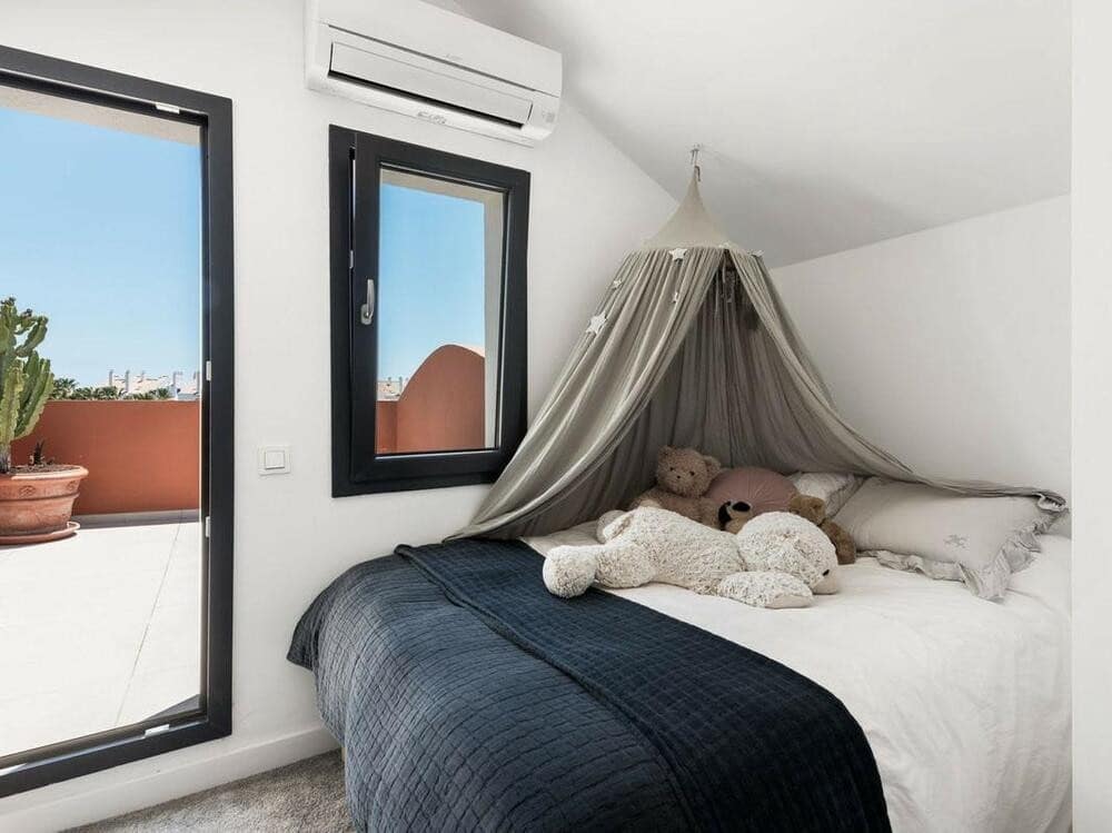 Chalet de 4 habitaciones en San Pedro de Alcantara en venta con piscina garaje - 1.295.000 € (Ref: 7617574)