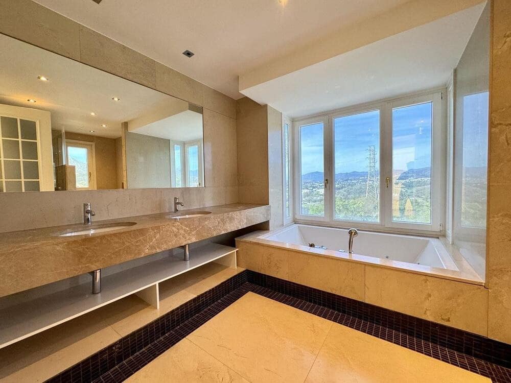 4 soveværelse Villa til salg i Marbella med swimmingpool garage - € 2.500.000 (Ref: 7669247)