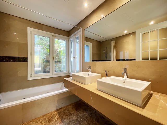 4 sypialnia Willa na sprzedaż w Lomas De Marbella, Marbella z basenem garażem - 2 650 000 € (Ref: 7669247)