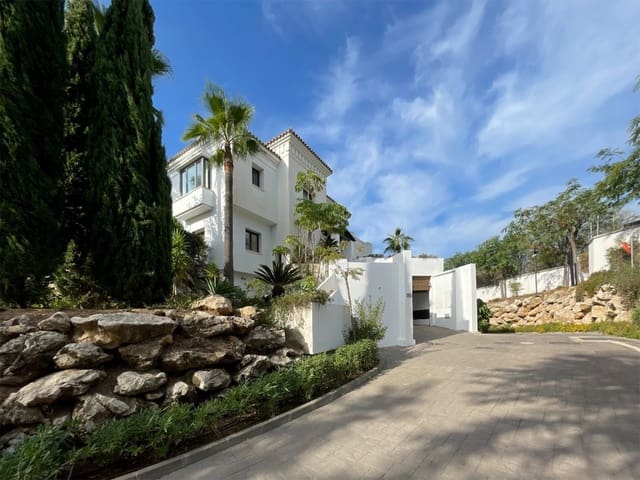 4 sypialnia Willa na sprzedaż w Lomas De Marbella, Marbella z basenem garażem - 2 650 000 € (Ref: 7669247)