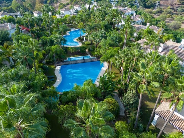 4 sypialnia Willa na sprzedaż w Lomas De Marbella, Marbella z basenem garażem - 2 650 000 € (Ref: 7669247)
