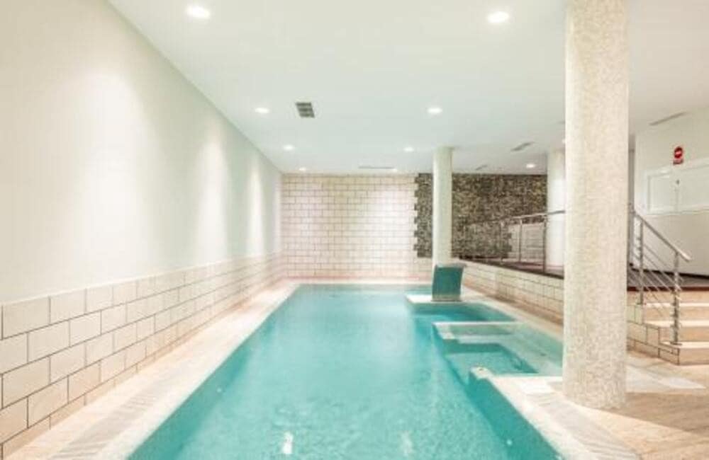 3 sypialnia Dom blizniak na sprzedaż w Marbella z basenem garażem - 1 750 000 € (Ref: 7672489)