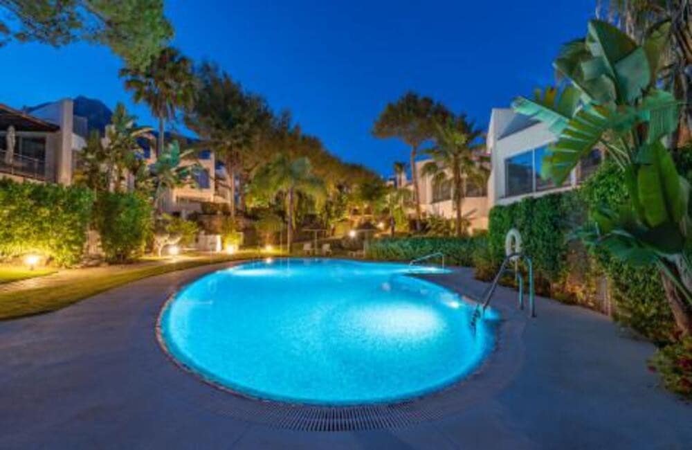 3 sypialnia Dom blizniak na sprzedaż w Marbella z basenem garażem - 1 750 000 € (Ref: 7672489)