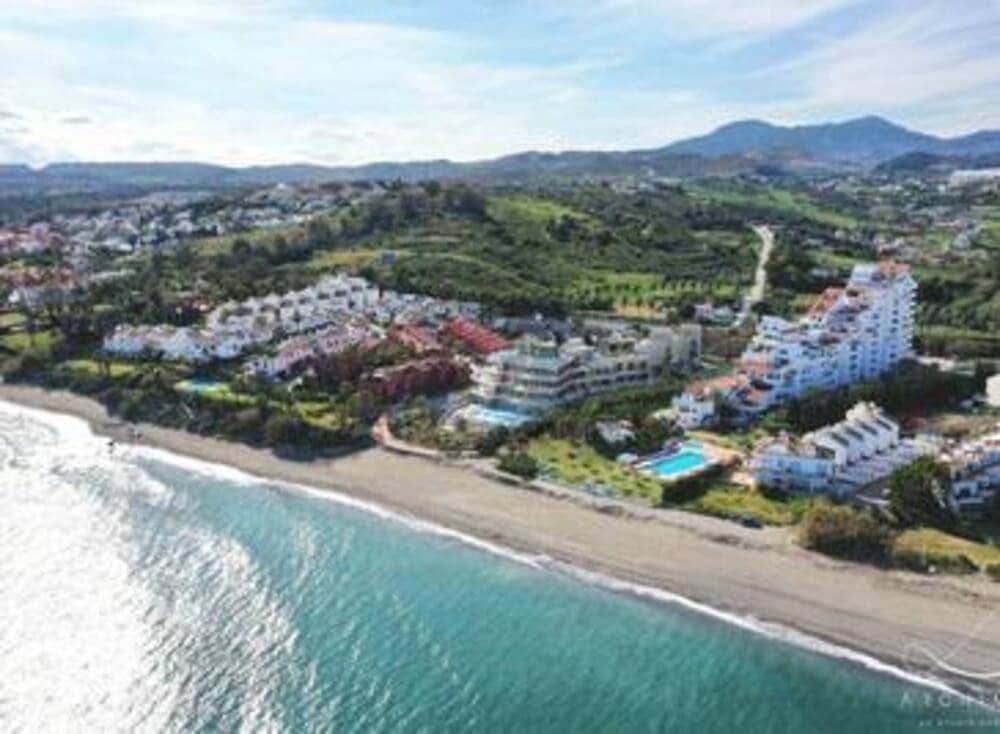 2 slaapkamer Appartement te koop in Estepona met zwembad garage - € 1.280.000 (Ref: 7678323)