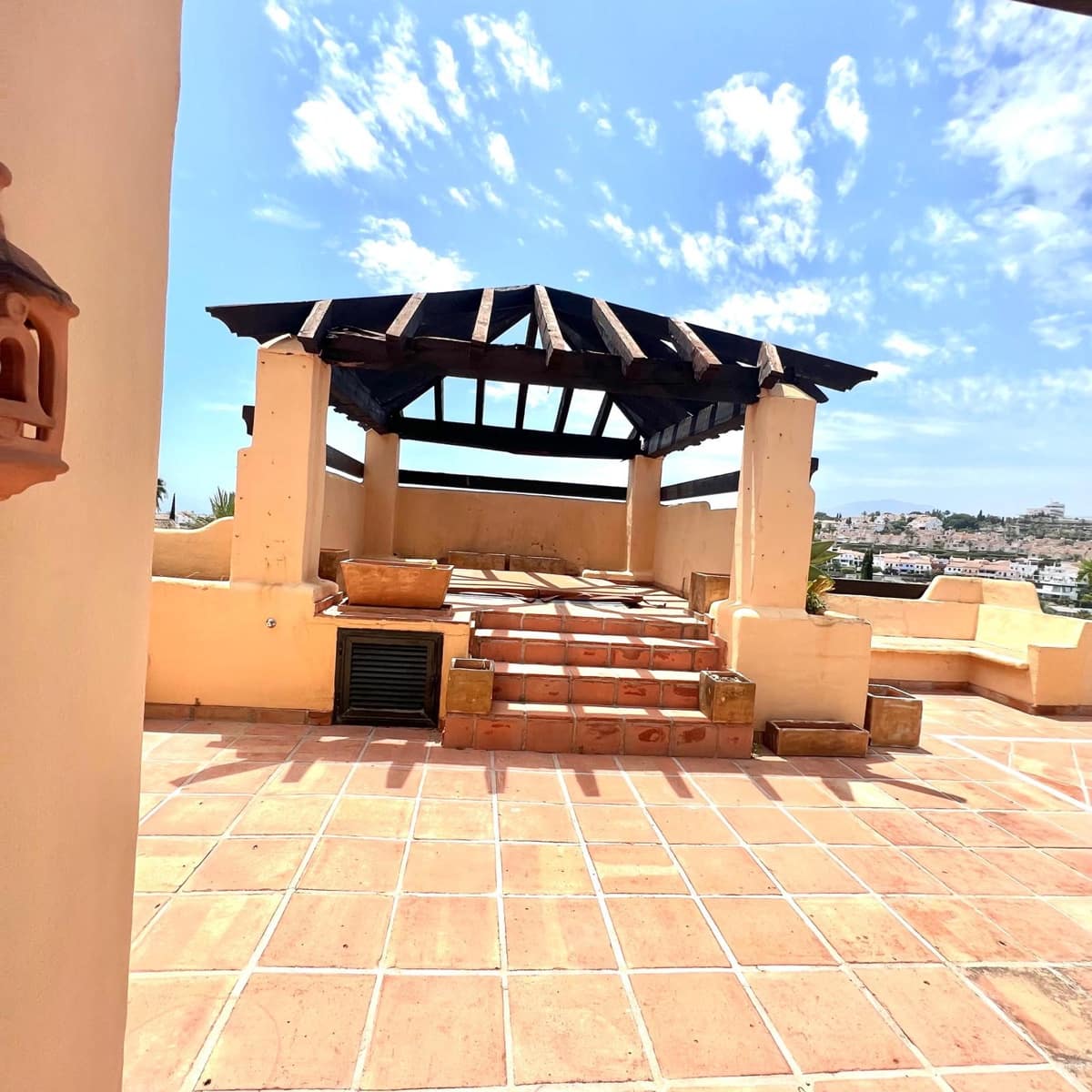 3 makuuhuone Kattohuoneisto vuokrattavana paikassa Estepona mukana uima-altaan 
autotalli - 3 000 € (Ref: 7678324)