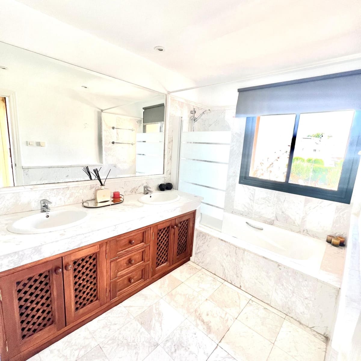 3 makuuhuone Kattohuoneisto vuokrattavana paikassa Estepona mukana uima-altaan 
autotalli - 3 000 € (Ref: 7678324)