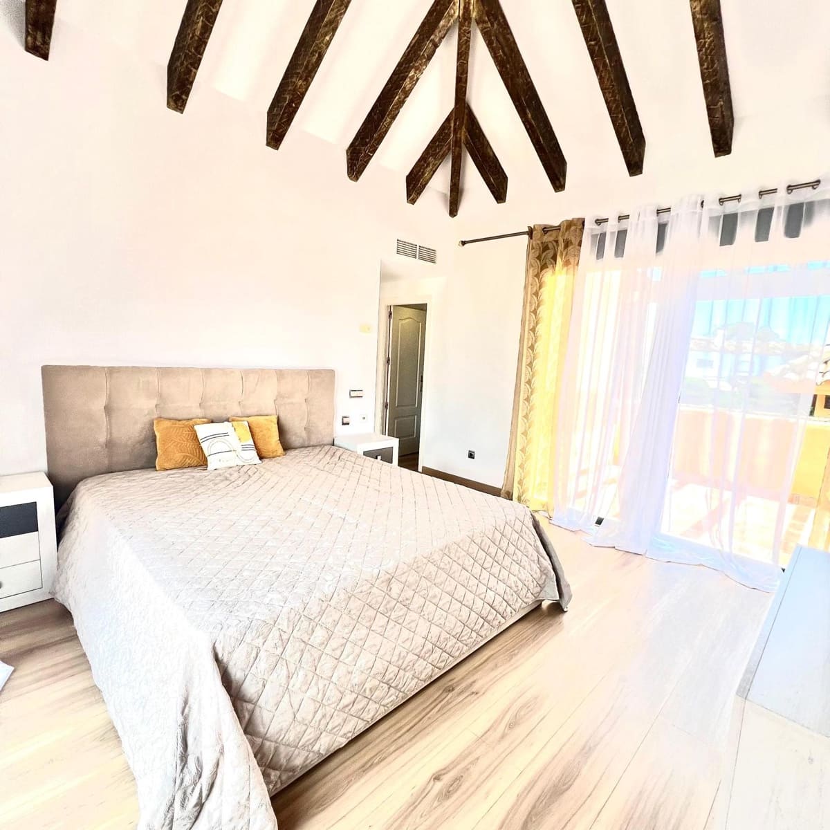 3 makuuhuone Kattohuoneisto vuokrattavana paikassa Estepona mukana uima-altaan 
autotalli - 3 000 € (Ref: 7678324)