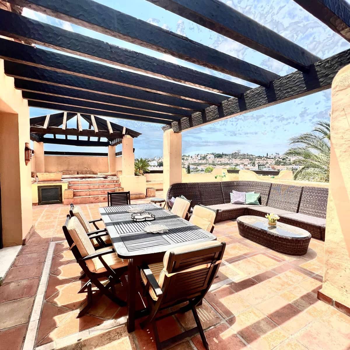 3 makuuhuone Kattohuoneisto vuokrattavana paikassa Estepona mukana uima-altaan 
autotalli - 3 000 € (Ref: 7678324)