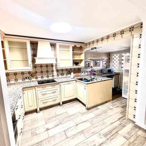 3 soverom Penthouse til leie i Nueva Atalaya, Estepona med svømmebasseng garasje - € 3 000 (Ref: 7678324)