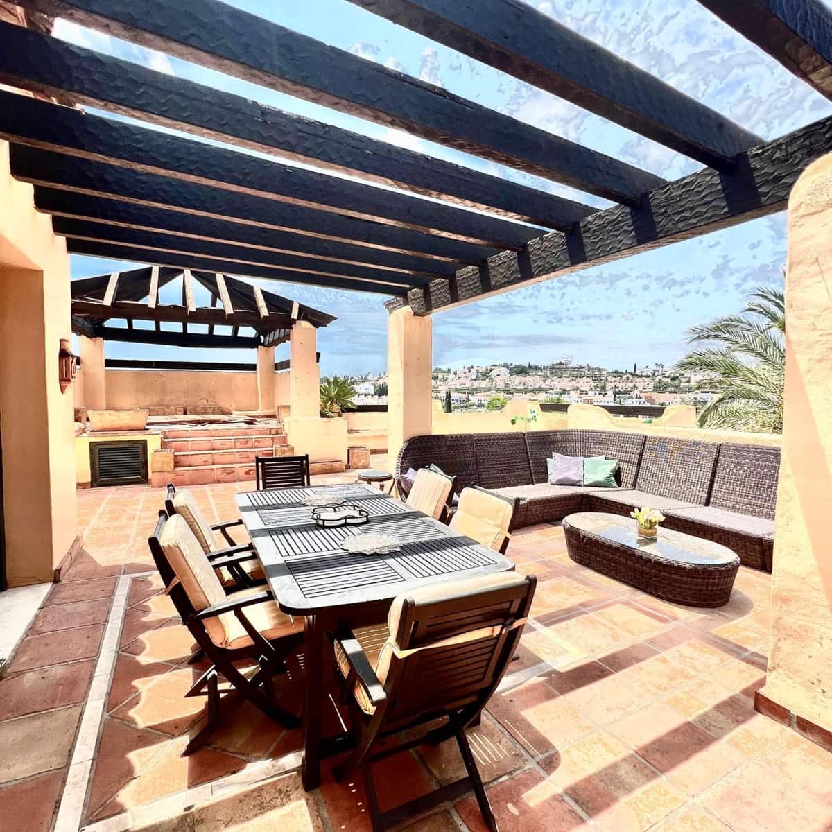 3 makuuhuone Kattohuoneisto vuokrattavana paikassa Estepona mukana uima-altaan 
autotalli - 3 000 € (Ref: 7678324)