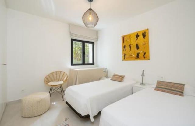 Chalet de 4 habitaciones en El Paraíso, Benahavís en venta con piscina garaje - 1.850.000 € (Ref: 7706275)