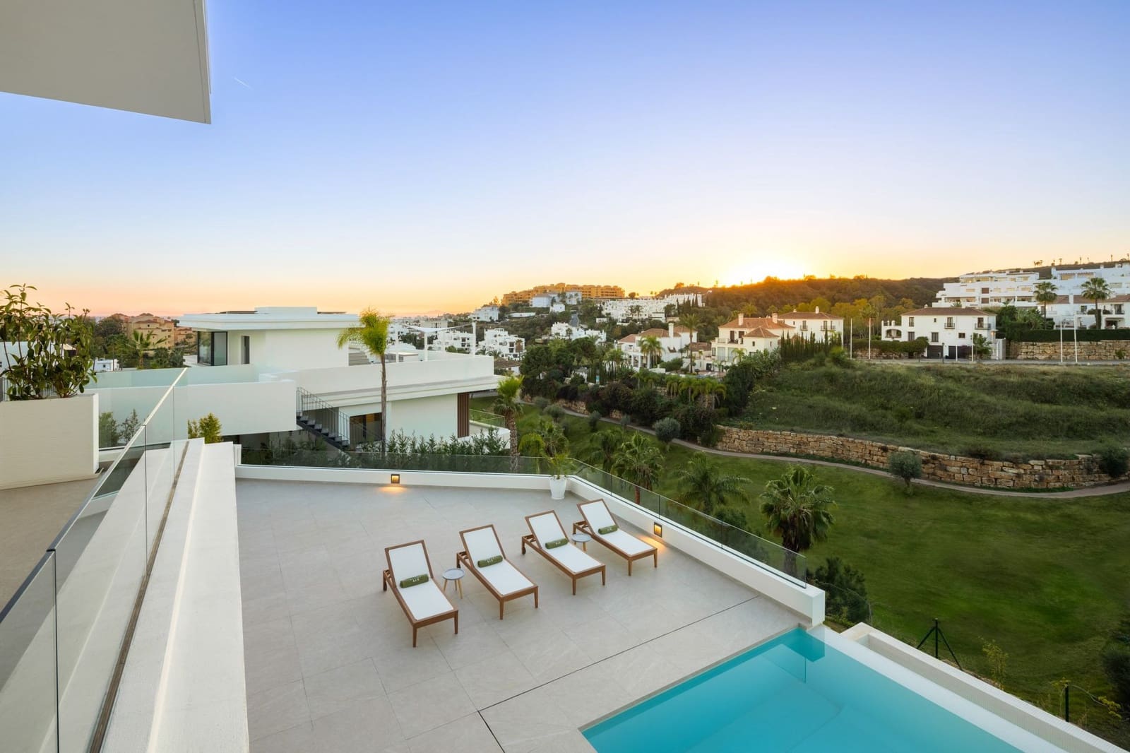 5 bedroom Villa for sale in Estepona with pool garage - € 2,750,000 (Ref: 7706276)