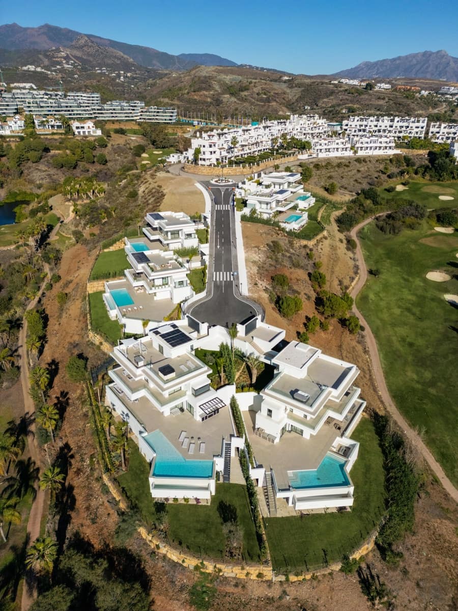 5 bedroom Villa for sale in Estepona with pool garage - € 2,750,000 (Ref: 7706276)