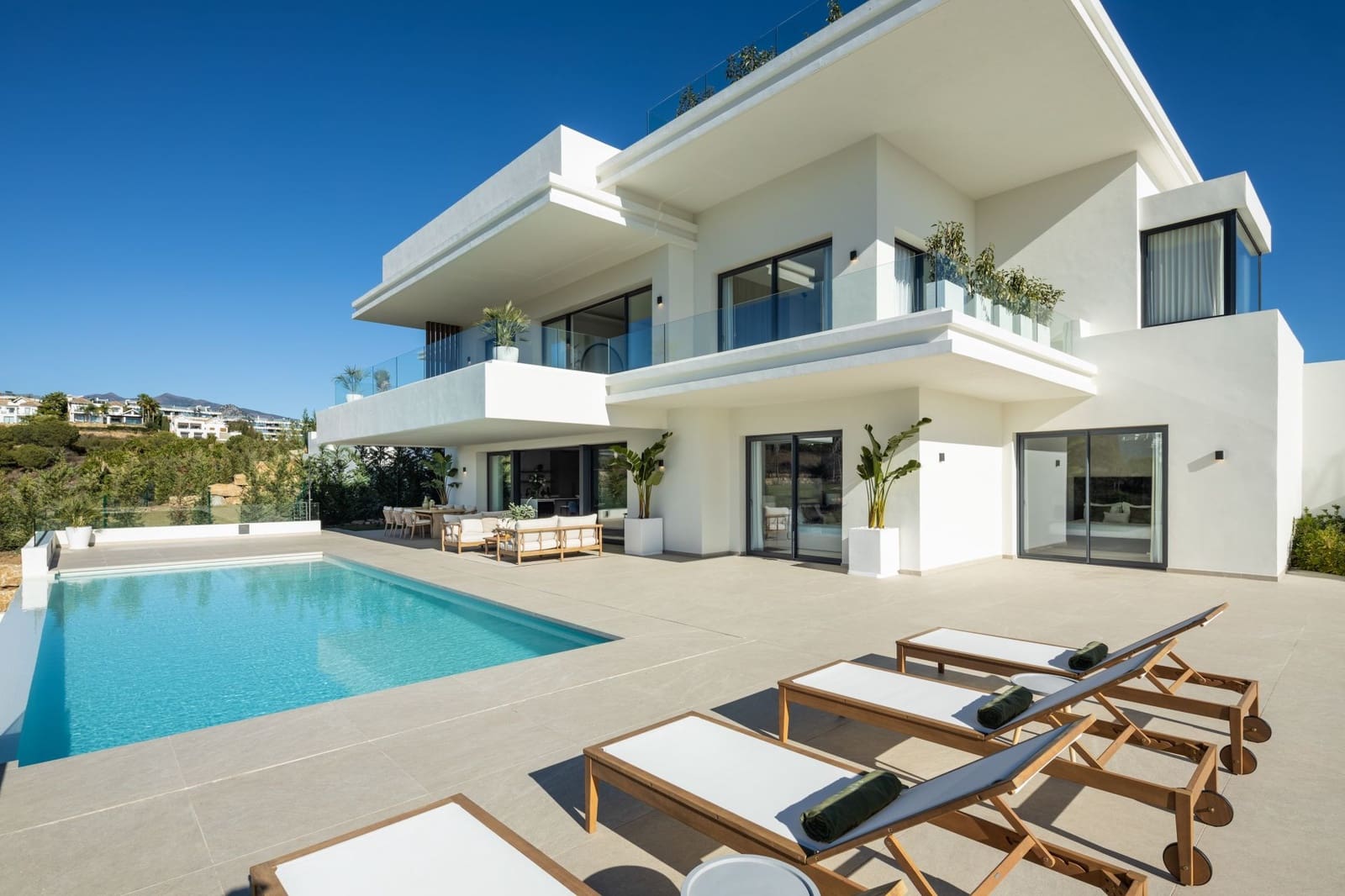 5 bedroom Villa for sale in Estepona with pool garage - € 2,750,000 (Ref: 7706276)