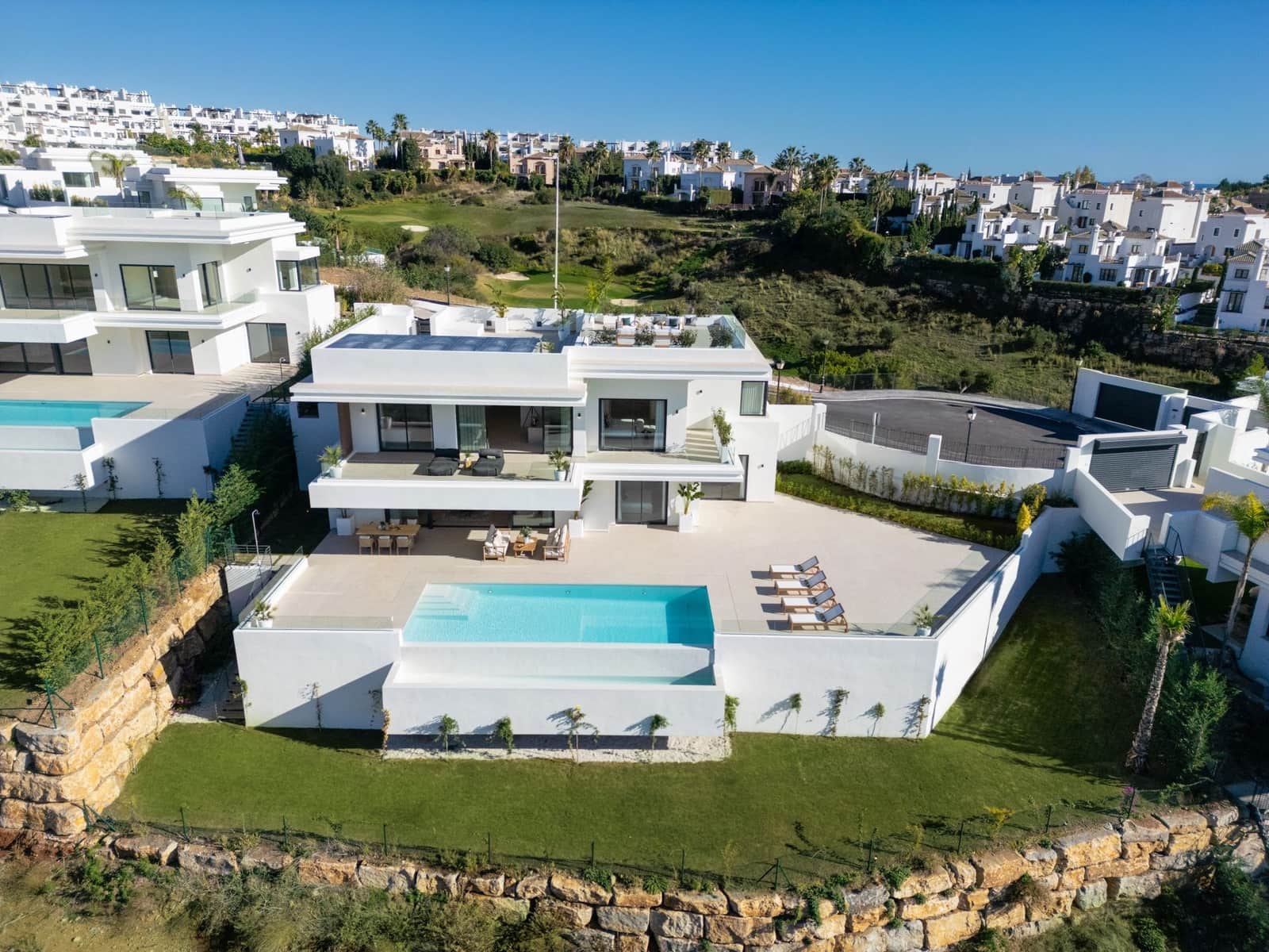 5 bedroom Villa for sale in Estepona with pool garage - € 2,750,000 (Ref: 7706276)