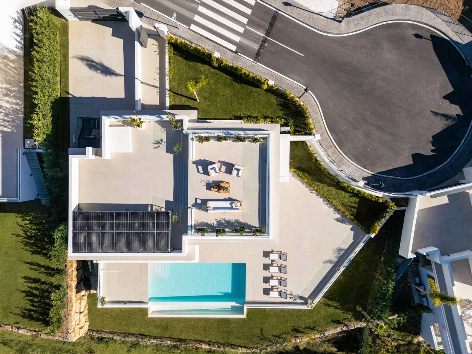 5 bedroom Villa for sale in Estepona with pool garage - € 2,750,000 (Ref: 7706276)