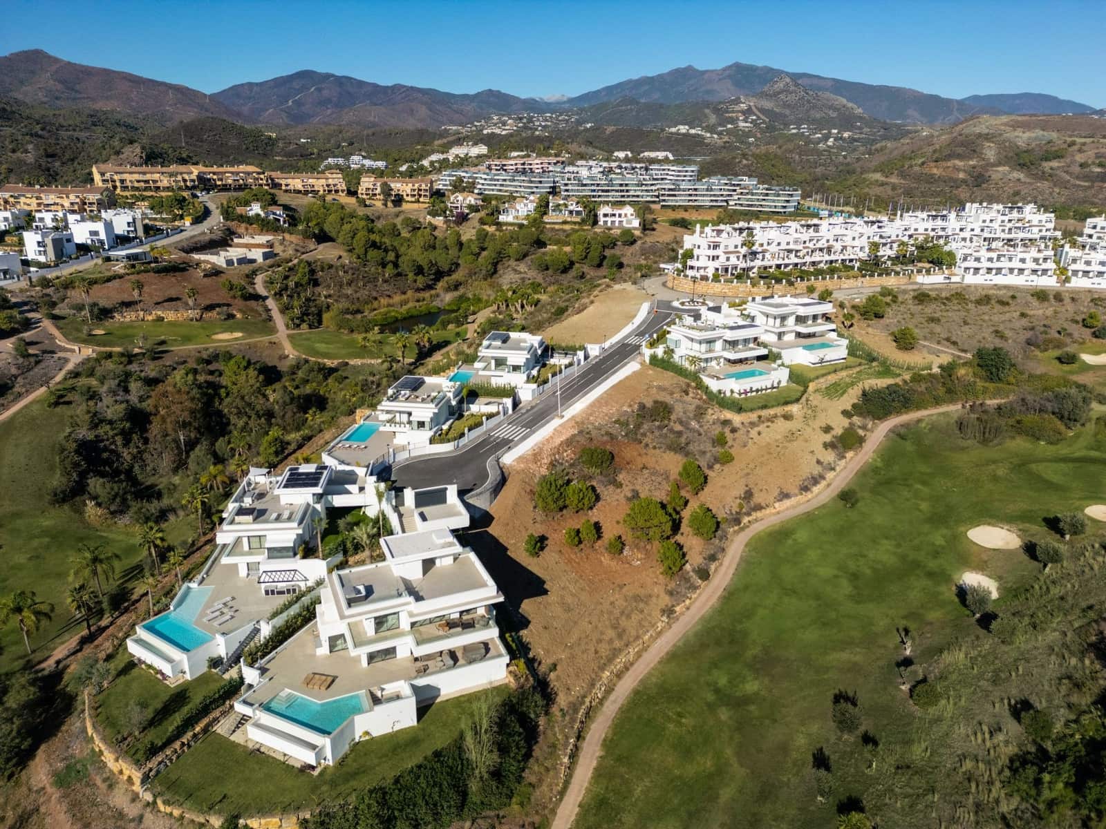 5 bedroom Villa for sale in Estepona with pool garage - € 2,750,000 (Ref: 7706276)