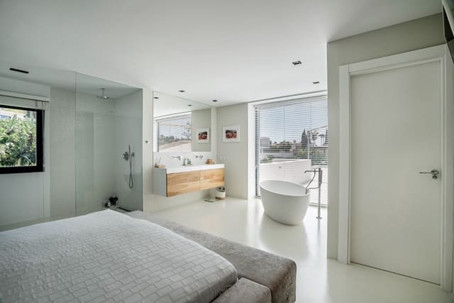 4 sypialnia Willa na sprzedaż w Las Brisas, Marbella z basenem garażem - 2 795 000 € (Ref: 7709507)