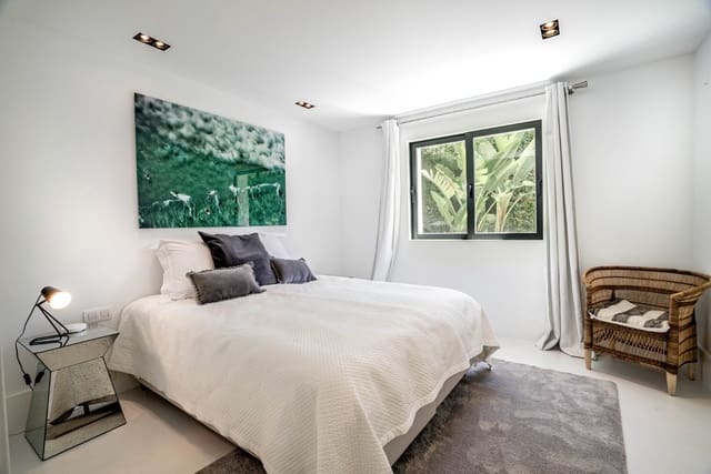 4 sypialnia Willa na sprzedaż w Las Brisas, Marbella z basenem garażem - 2 795 000 € (Ref: 7709507)