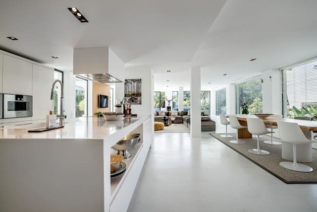 4 sypialnia Willa na sprzedaż w Las Brisas, Marbella z basenem garażem - 2 795 000 € (Ref: 7709507)