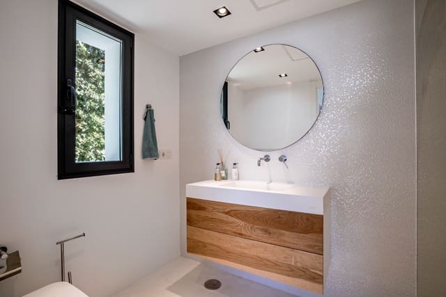 4 sypialnia Willa na sprzedaż w Las Brisas, Marbella z basenem garażem - 2 795 000 € (Ref: 7709507)