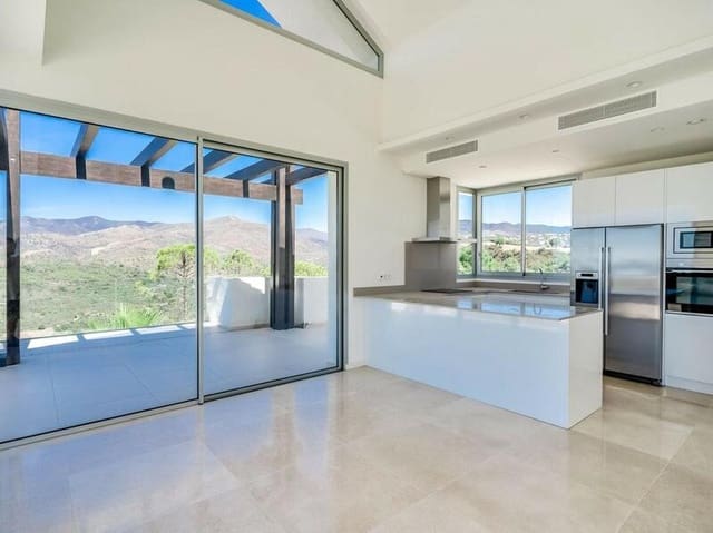4 sypialnia Penthouse na sprzedaż w Los Arqueros - Puerto del Almendro, Benahavís z basenem garażem - 1 600 000 € (Ref: 7746381)