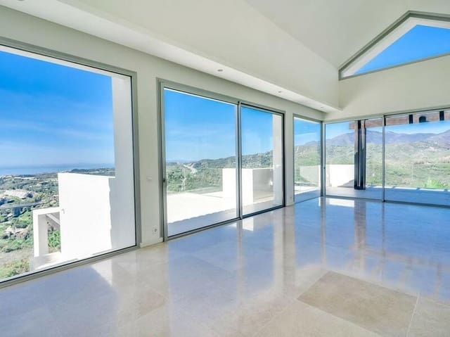 4 sypialnia Penthouse na sprzedaż w Los Arqueros - Puerto del Almendro, Benahavís z basenem garażem - 1 600 000 € (Ref: 7746381)
