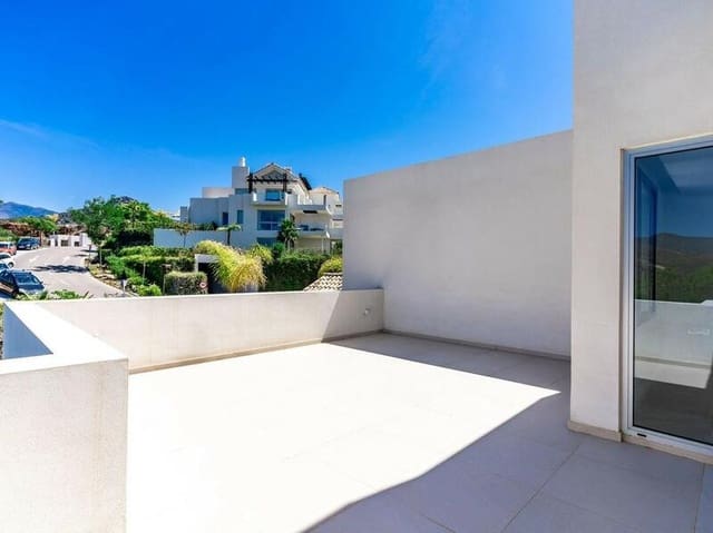 4 sypialnia Penthouse na sprzedaż w Los Arqueros - Puerto del Almendro, Benahavís z basenem garażem - 1 600 000 € (Ref: 7746381)