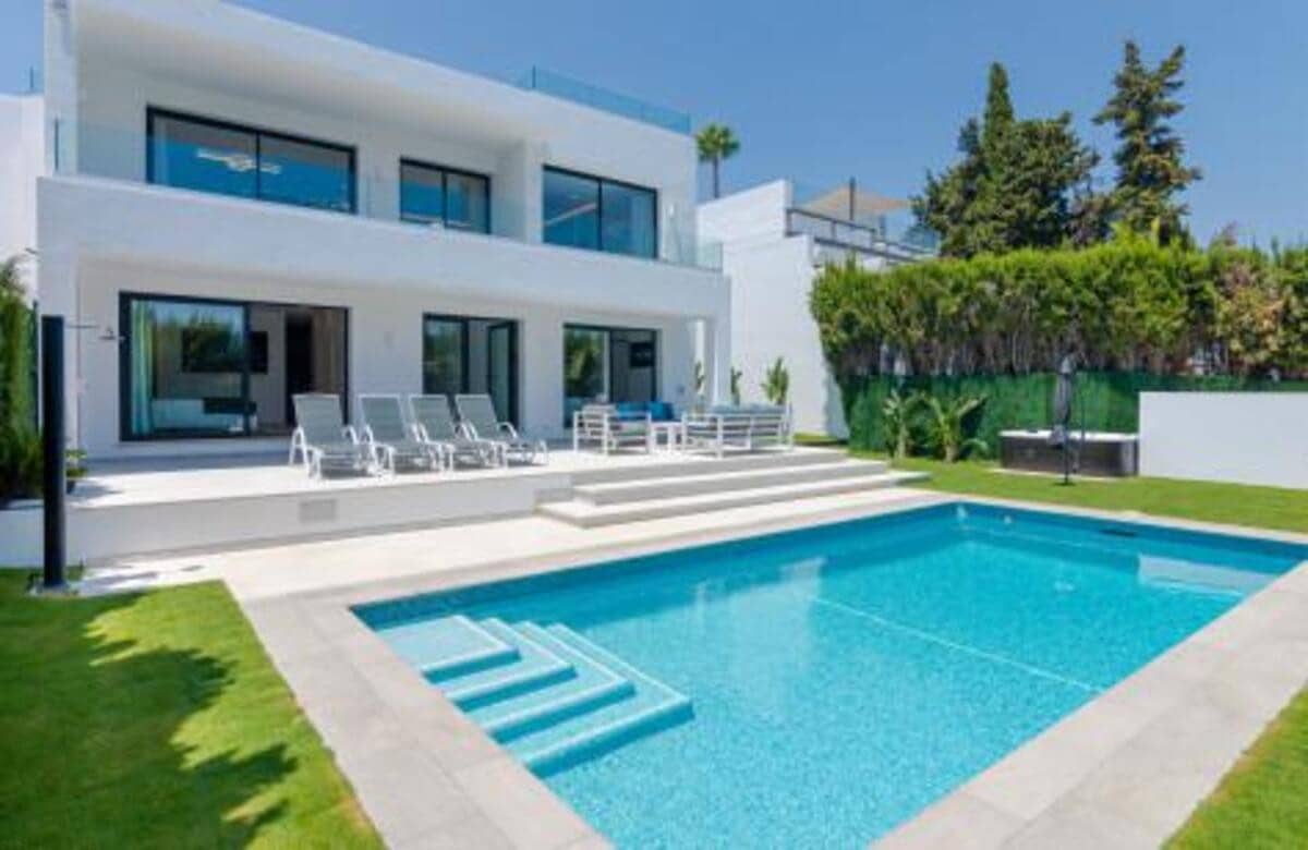 5 slaapkamer Villa te huur in Guadalmina met zwembad garage - € 11.500 (Ref: 7752661)