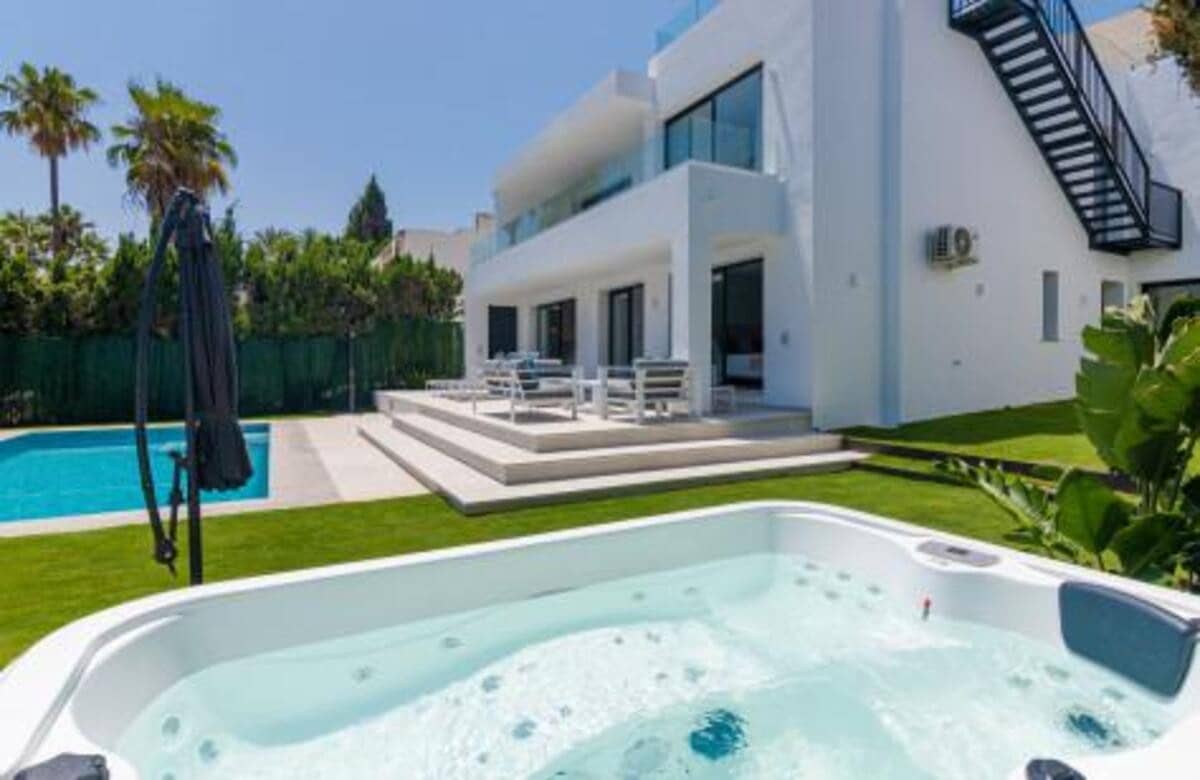 5 slaapkamer Villa te huur in Guadalmina met zwembad garage - € 11.500 (Ref: 7752661)