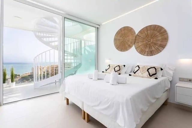 2 slaapkamer Penthouse te koop in Zona Puerto Deportivo, Fuengirola met zwembad garage - € 739.000 (Ref: 7763850)