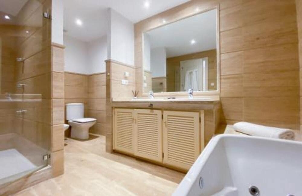 Apartamento de 2 habitaciones en Marbella en venta con piscina garaje - 590.000 € (Ref: 7797466)