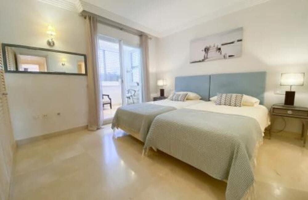 Apartamento de 2 habitaciones en Marbella en venta con piscina garaje - 590.000 € (Ref: 7797466)