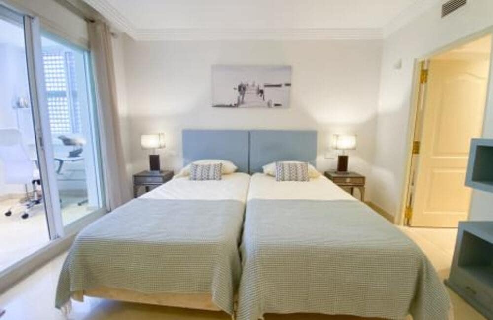 Apartamento de 2 habitaciones en Marbella en venta con piscina garaje - 590.000 € (Ref: 7797466)