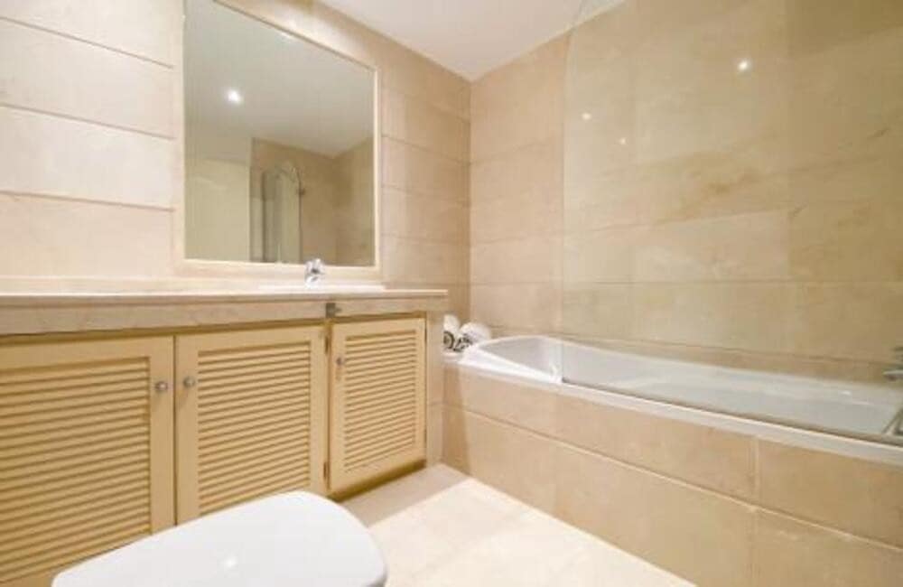 Apartamento de 2 habitaciones en Marbella en venta con piscina garaje - 590.000 € (Ref: 7797466)