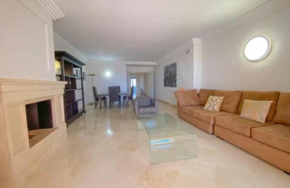 Apartamento de 2 habitaciones en Marbella en venta con piscina garaje - 590.000 € (Ref: 7797466)