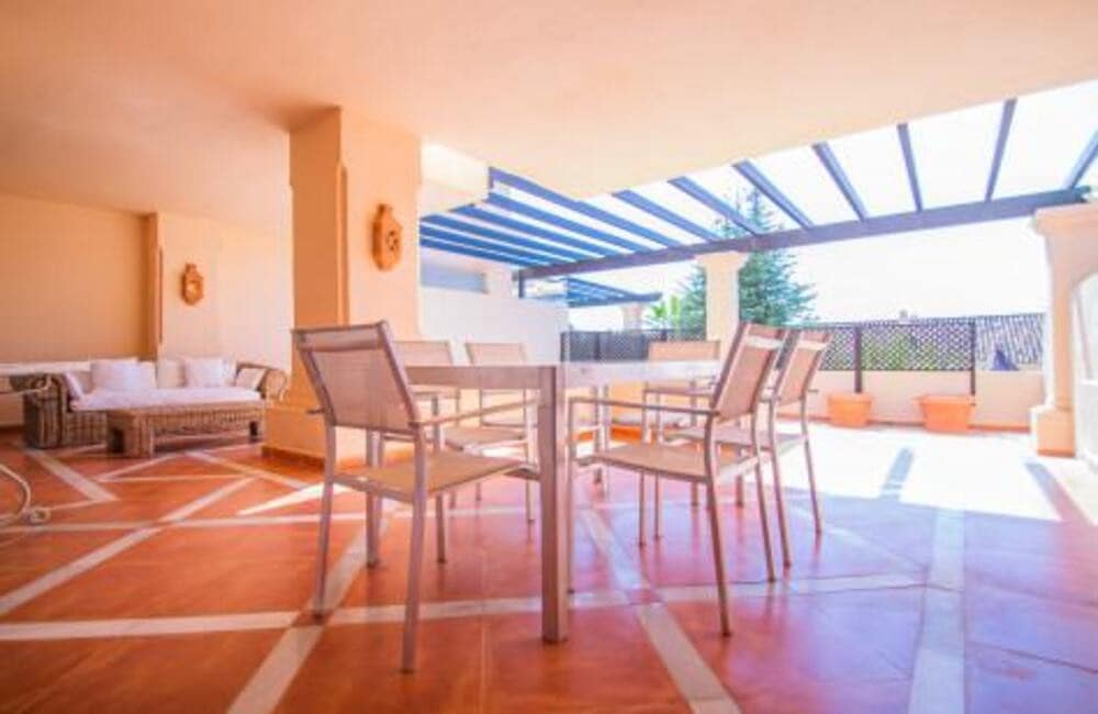 Apartamento de 2 habitaciones en Marbella en venta con piscina garaje - 590.000 € (Ref: 7797466)