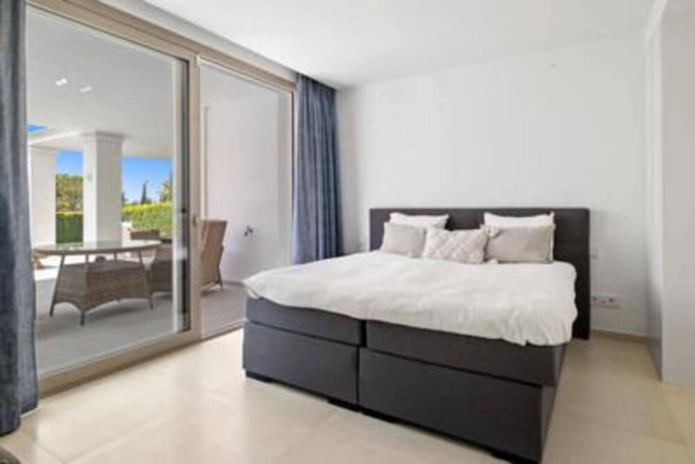 Apartamento de 4 habitaciones en Nueva Andalucia en venta con piscina garaje - 1.575.000 € (Ref: 7799588)